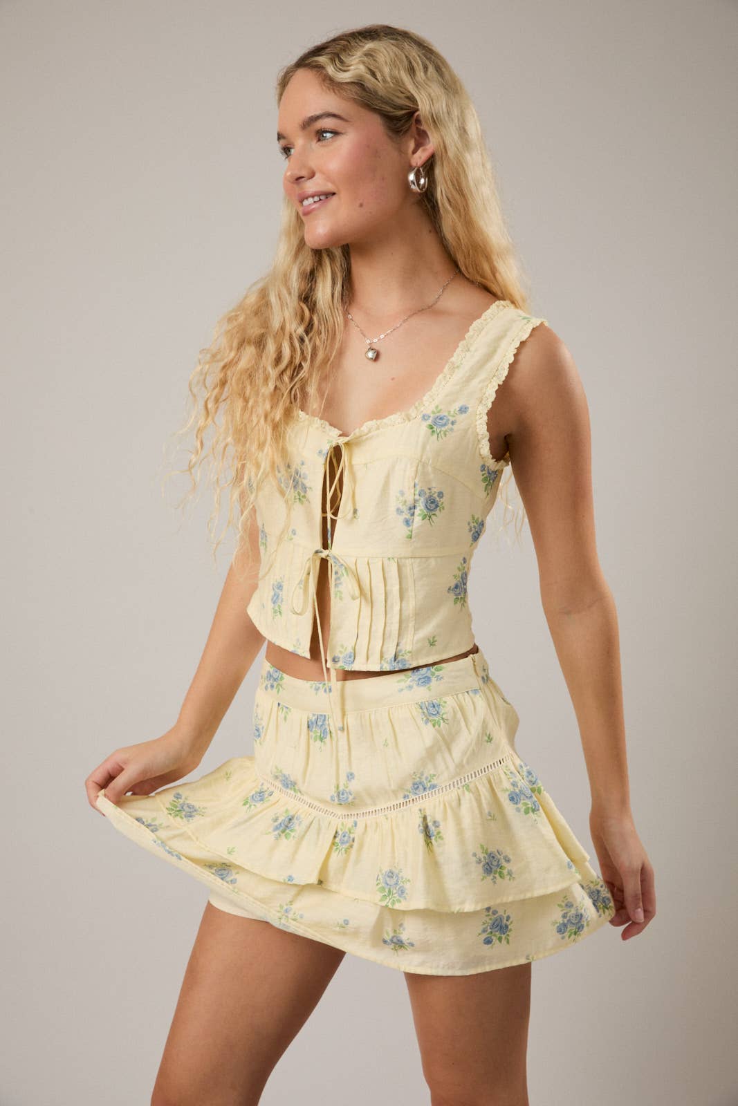 SLEEVELESS SQUARE NECK LACE TRIM DETAIL OPEN TOP